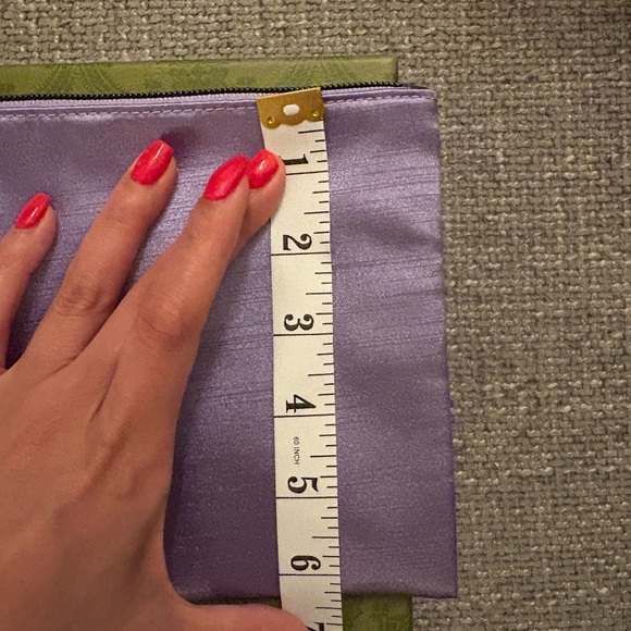 Gucci Beauty Limited Edition Metallic Purple Pouch Cosmetic Bag brand new - Picture 10 of 10